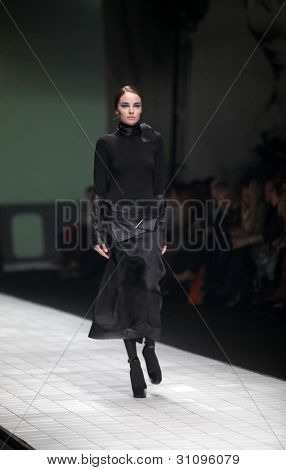 ZAGREB, Croatie - 17 mars : Mannequin porte des vêtements fabriqués par Branka Donassy sur « Dove FASHION.HR » 