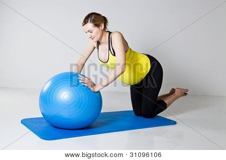 Schwangere Frau tun, Push-up-Ãœbung