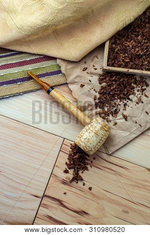 Rustic Leisure Tobacco Corn Cob Pipe Wooden Table