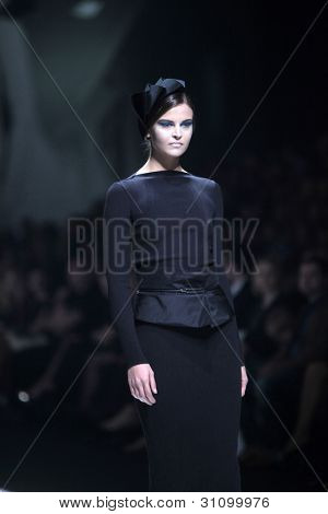 ZAGREB, Croatie - 17 mars : Mannequin porte des vêtements fabriqués par Branka Donassy sur « Dove FASHION.HR » 