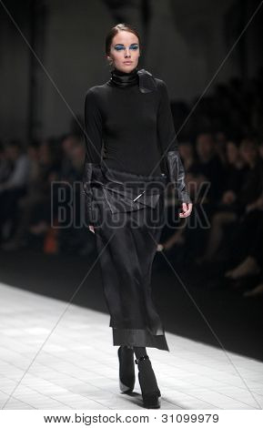 ZAGREB, Croatie - 17 mars : Mannequin porte des vêtements fabriqués par Branka Donassy sur « Dove FASHION.HR » 