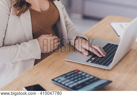 Photo Portrait Cropped Top Above High Angle View Of Pregnant Woman Working On Laptop Typing Sitting 