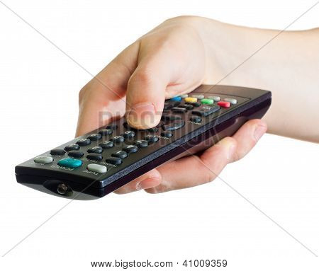Mão segurando um controle remoto