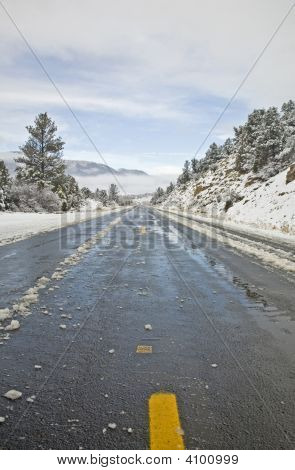 Górska przy autostradzie w zimie