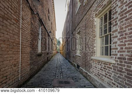 Lodge Alley In Charleston, South Carolina Is One Of City's Few Remaining Cobblestone Streets. Charle