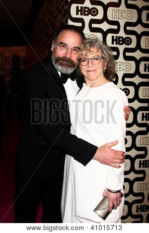 LOS ANGELES - JAN 13: Mandy Patinkin, Kathryn Grody přijíždí z večírku 2013 HBO Post Zlatý glóbus