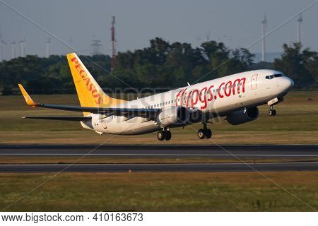 Vienna, Austria - May 13, 2018: Pegasus Airlines Boeing 737-800 Tc-cpd Passenger Plane Departure And