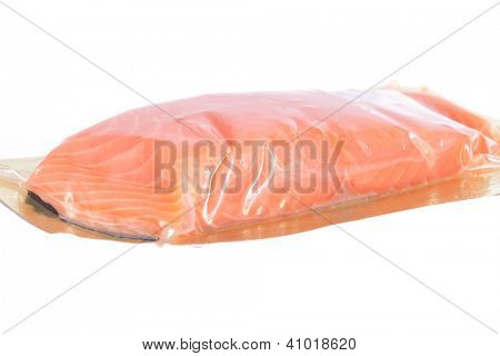 Stück geräucherter Fisch in der Plastik-package