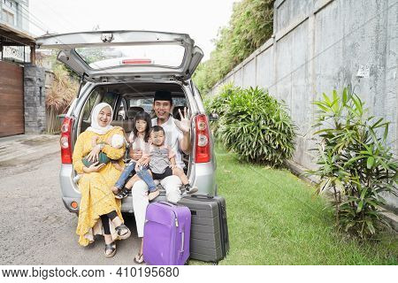 Muslim Family Ready To Holiday While Sitting On The Trunk Of Their Car