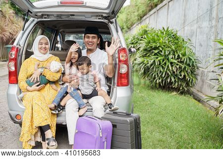 Muslim Family Ready To Holiday While Sitting On The Trunk Of Their Car