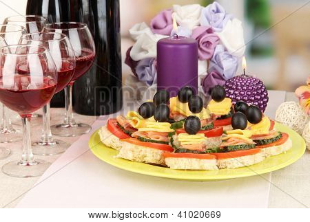 Canapés e vinhos no restaurante