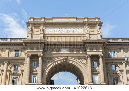 Arch på Piazza Della Repubblica i Firenze, Italien
