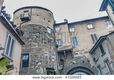 Porta Di Borgo dør i Lucca, Toscana, Italien