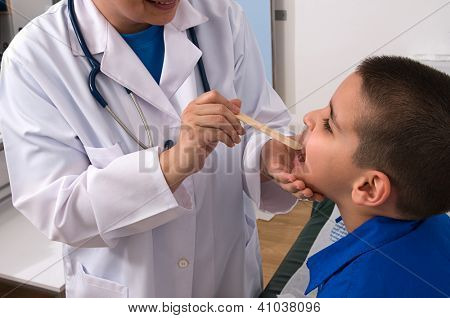 Dil depressor ile küçük bir çocuk kontrol boğaz doktor
