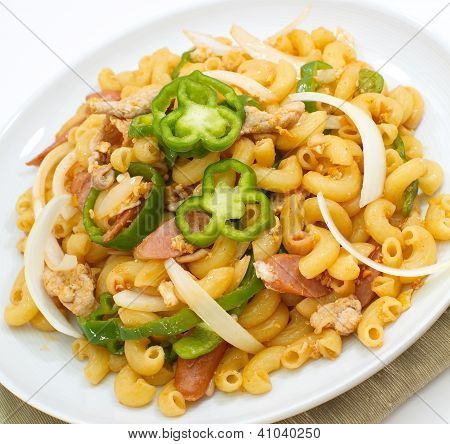 Zprudka opečený makarony s zelené papriky