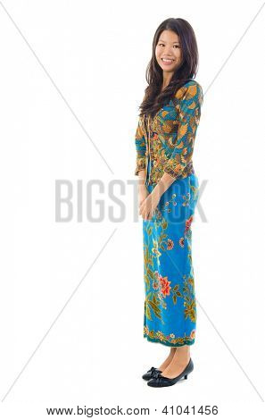 Sud-est asiatica donna fullbody in piedi vestiti di batik tradizionale kebaya, isolato backgro bianco