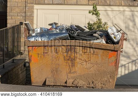 A Close Up View Of A Small Tip Outside A Residential Homne