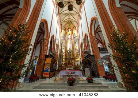 WROCLAW, Polsko - 31. prosince: St. Elisabeth Church interiér v prosinci 29, 2012 v Wroclaw, Polsko