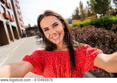 Photo Relaxed Charming Positive Young Woman Hold Camera Make Selfie Summer Outside In City Center Ou
