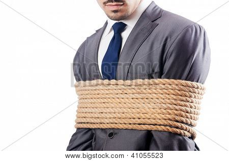 Man vastgebonden met touw op wit