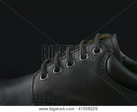 Czarne męskie buty na czarnym tle