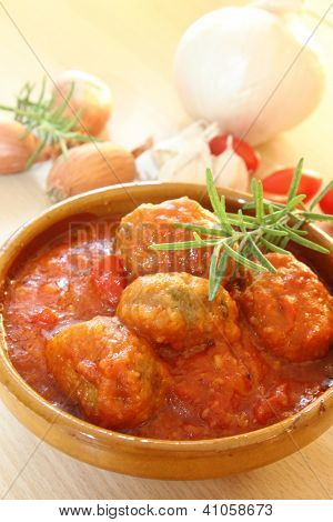 Bola de carne em molho de tomate