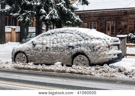 Auto neve sporca sul lato della strada
