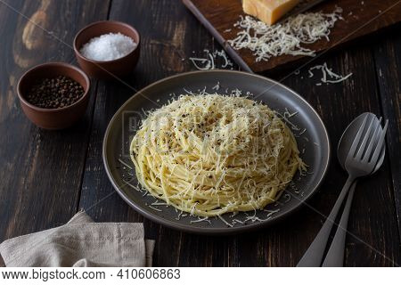 Roman Pasta Spaghetti With Black Pepper And Cheese. Cacio E Pepe. Recipes. Wine.