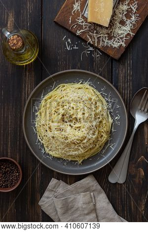 Roman Pasta Spaghetti With Black Pepper And Cheese. Cacio E Pepe. Recipes. Wine.