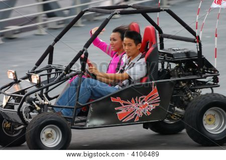 Jean Danker vinker til publikum mens ridning Buggy