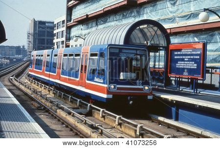 Londres - 30 mars : Électrique automatique plusieurs unité train arrive à la station de South Quay sur le Do
