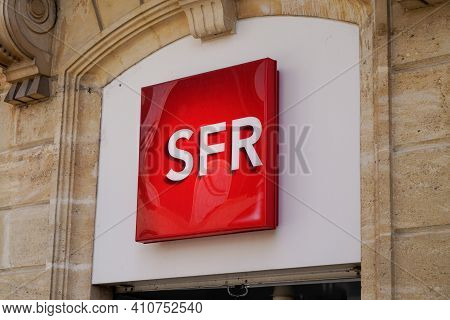 Bordeaux , Aquitaine France - 02 25 2021 : Sfr Store Text Brand And Logo Sign Of French Phone Operat