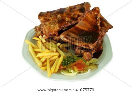 Rippchen und Pommes auf weißen Teller