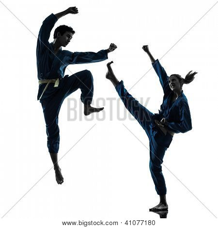 en kaukasisk mand kvinde par udøve karate vietvodao martial arts i silhuet studio isolere