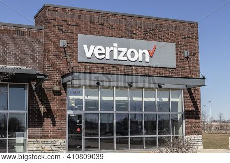 Indianapolis - Circa March 2021: Verizon Wireless Retail Location. Verizon Delivers Wireless, High-c