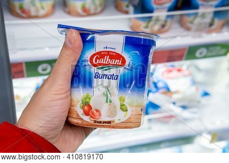Tyumen, Russia-november 07, 2020: Man Hand Holding A Bag Of Galbani Buratta In Supermarket