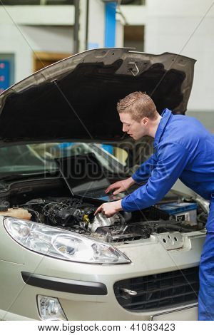 Autószerelő műhely autó-motor javítás laptop