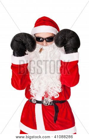 Papai Noel usando óculos escuros com luva de boxe, fumando um charuto, isolado no fundo branco