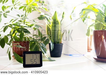 Healthy Home. Thermometer And Hygrometer. Air Humidity Measurement. Optimum Humidity At Home. Thermo