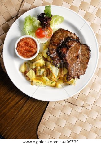 Patates cipsi ile ızgara biftek