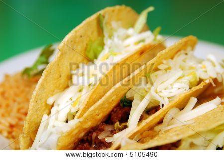 Tacos con fagioli fritti