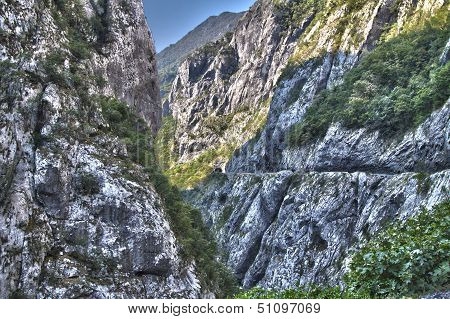 Canyon Moraca River