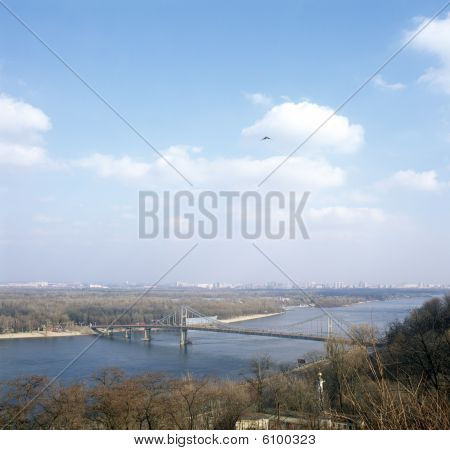 Gangbro Over Dnipro floden. Kiev, Ukraine.