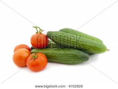 熟したきゅうりとトマト、白い背景の上