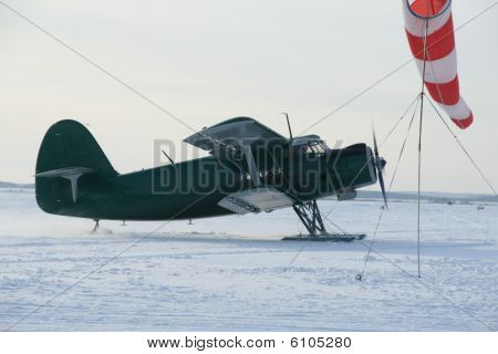 Fly med ski på sneen
