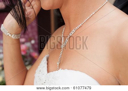 dressing the bridal jewelry