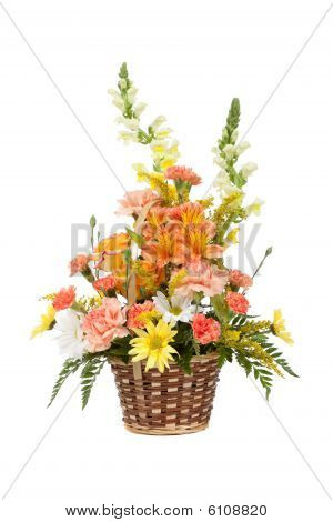 ดอกไม้ต่าง ๆ ที่จัดเรียงในตะกร้าบนพื้นหลังสีขาว