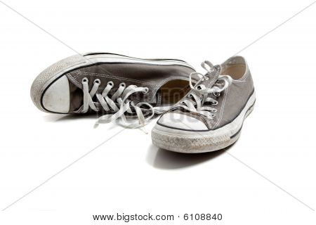 Un paio di Sneakers grigio su bianco