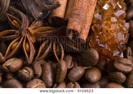 Aroma Kaffee. Zutaten. Kaffee Bohnen, Anis, Zimt, Zucker
