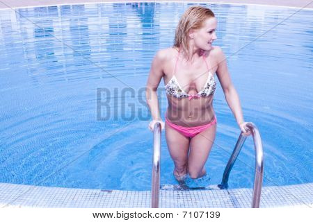 Donna sexy lasciando la piscina